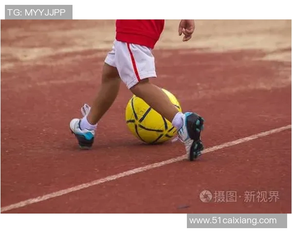 阳光下踢足球的小男孩快乐奔跑的瞬间与梦想的追逐